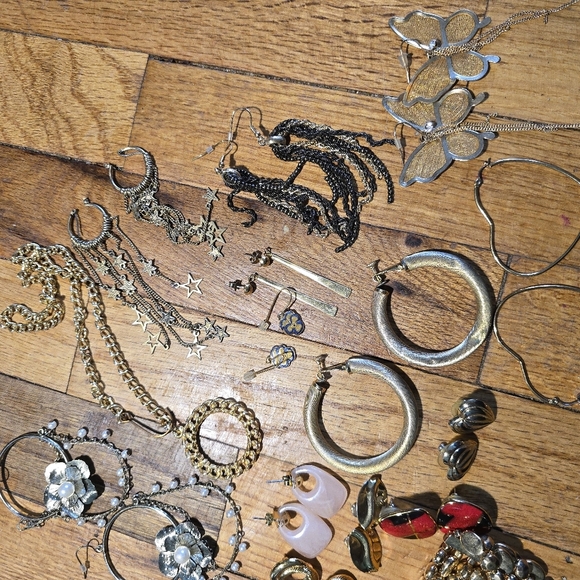 Vintage To Now Jewelry Lot Costume Estate Find Needs Cleaned. Mixed - Picture 4 of 14